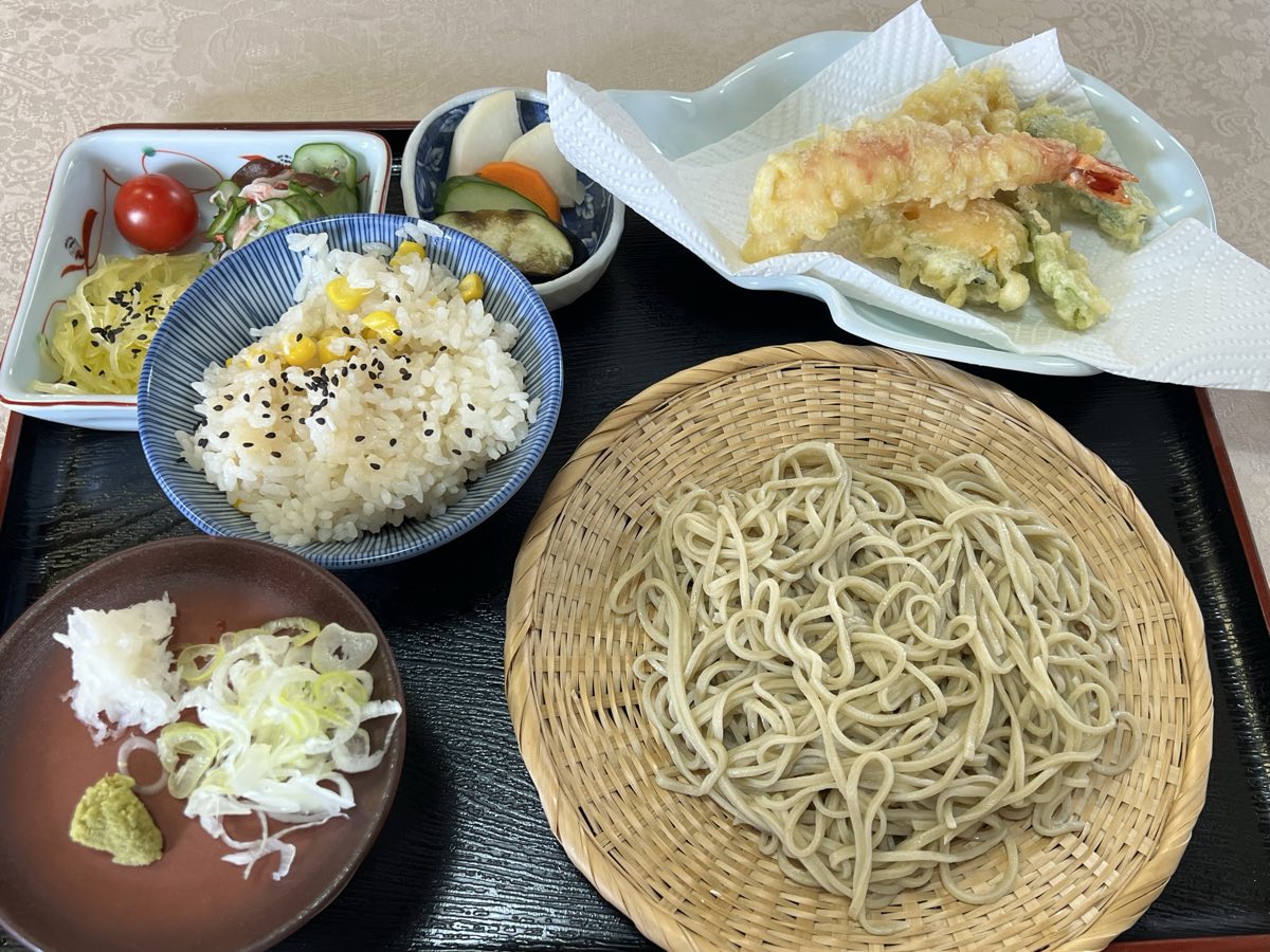 気紛れセット。手打ち蕎麦に天麩羅、季節のご飯、一品、漬物が付く1日15食限定の御膳