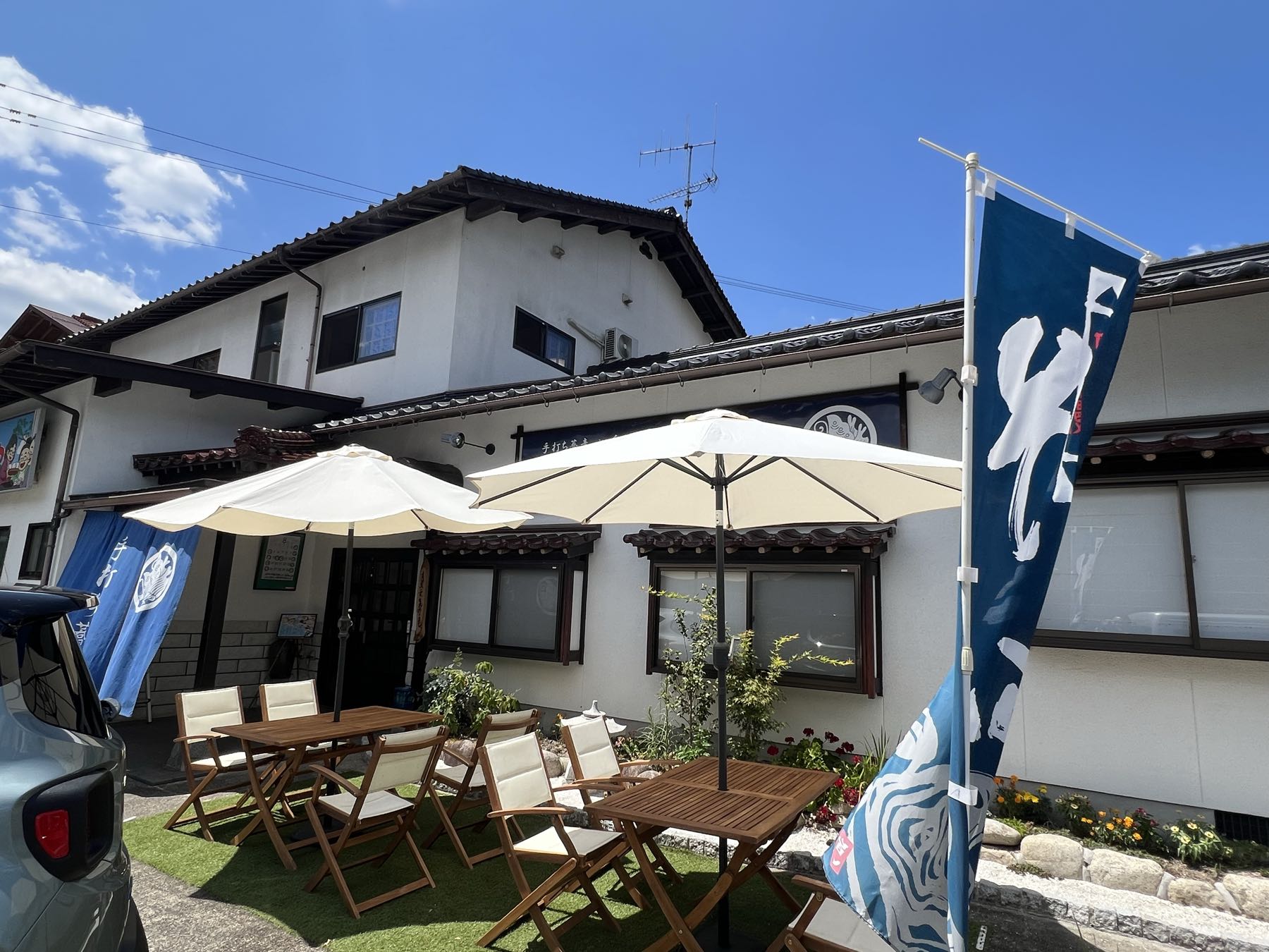 広島県安芸太田町加計にある手打ち蕎麦店「清流の里 気紛れ庵」の外観とテラス席