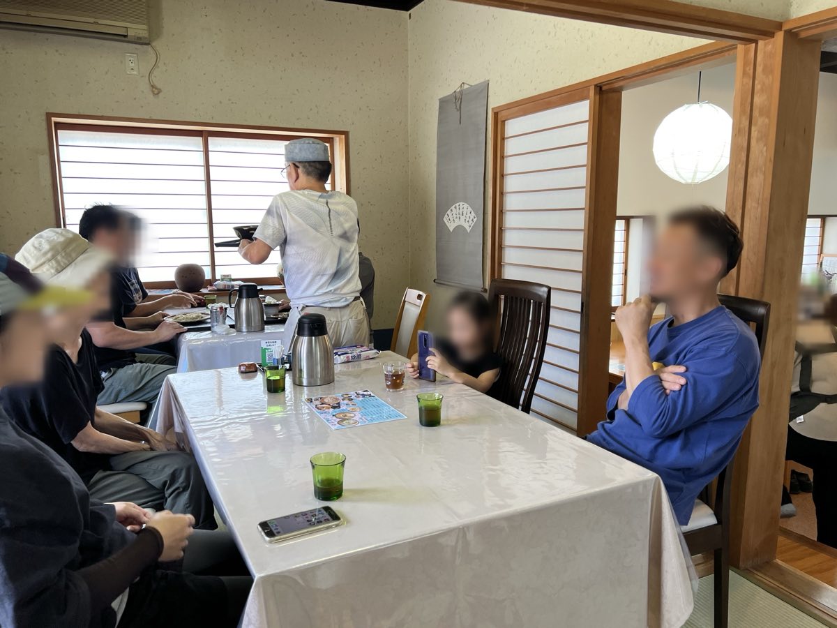 座敷とテーブル席が続く店内
