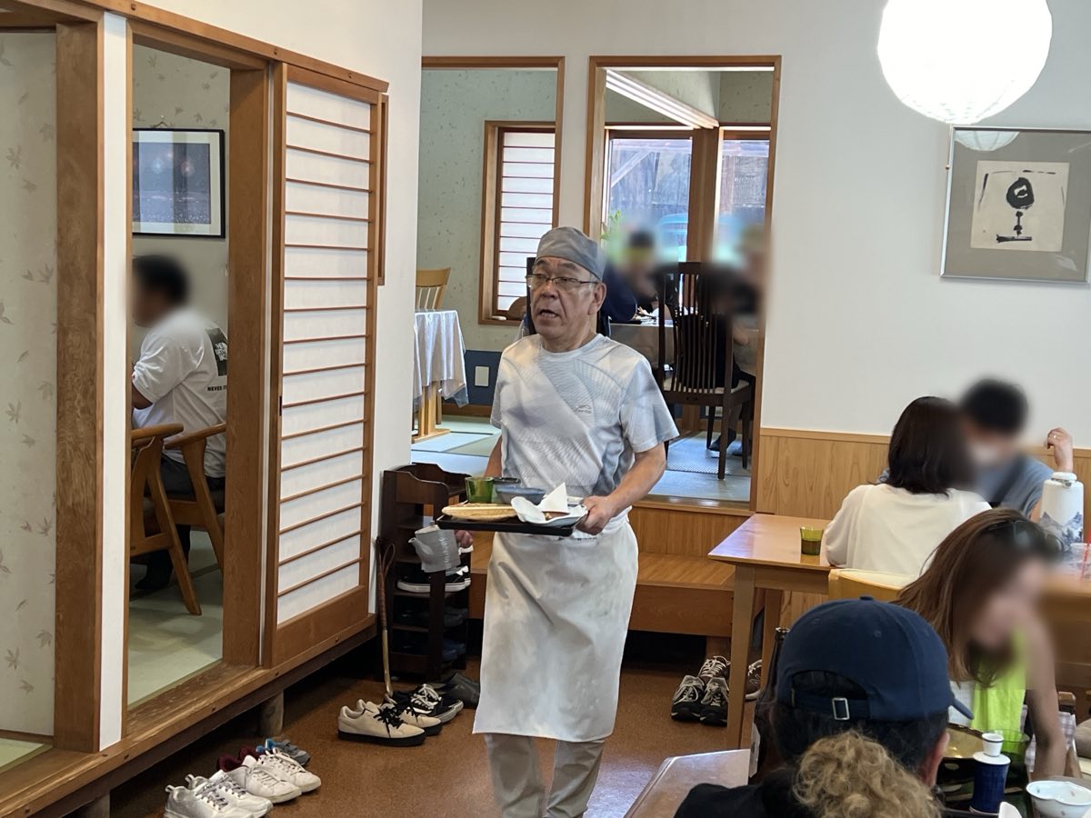 お膳を運ぶ庵主