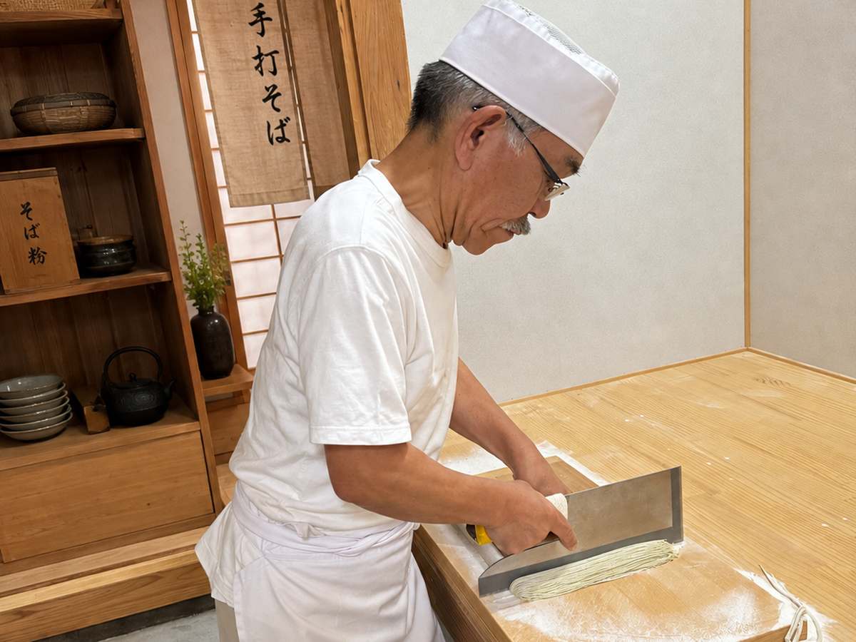 蕎麦切り包丁で一枚ずつ切り出す庵主